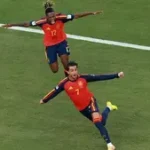உலகக்கோப்பையை ஏந்திய ஸ்பெயின் அணி வீரர்கள்