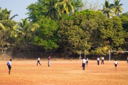 உடற்கல்வி ஆசிரியர்களுக்கு சிறப்புப் பயிற்சிப் புத்தகங்கள் வழங்கும் பள்ளிக்கல்வித் துறை