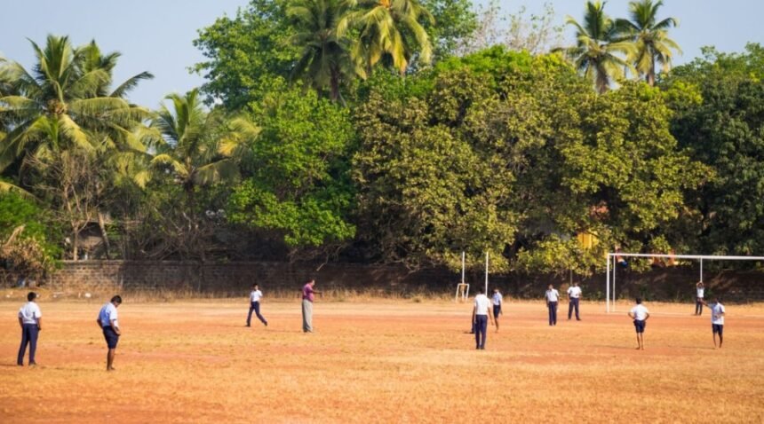 உடற்கல்வி ஆசிரியர்களுக்கு சிறப்புப் பயிற்சிப் புத்தகங்கள் வழங்கும் பள்ளிக்கல்வித் துறை