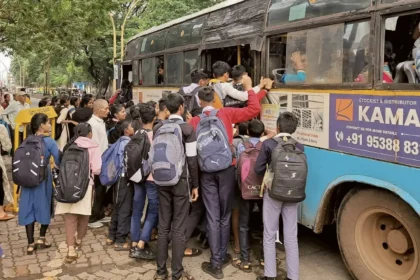 மாணவர்கள் பேருந்தில் பயணம் செய்யும் காட்சி