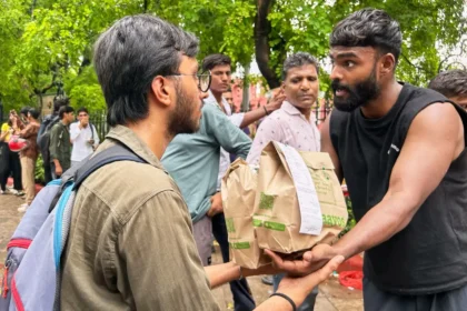 டெல்லி ஜந்தர் மந்தரில் போராட்டத்தில் ஈடுபட்டுள்ள மாணவர்கள்