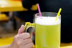 கரும்பு சாறு அருந்தும் நபர்