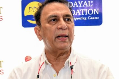 சுனில் கவாஸ்கர் கிரிக்கெட் மைதானத்தில் பேசுவது
