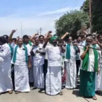 ஓசூரில் கர்நாடகா நோக்கி பேரணி செல்ல முயன்ற தமிழக விவசாயிகள் கைது செய்யப்பட்ட காட்சி