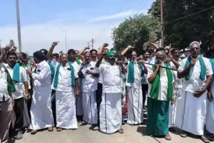 ஓசூரில் கர்நாடகா நோக்கி பேரணி செல்ல முயன்ற தமிழக விவசாயிகள் கைது செய்யப்பட்ட காட்சி