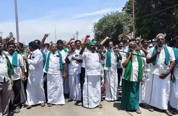 ஓசூரில் கர்நாடகா நோக்கி பேரணி செல்ல முயன்ற தமிழக விவசாயிகள் கைது செய்யப்பட்ட காட்சி