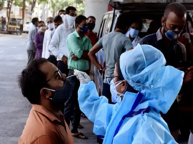 தமிழகத்தில் கொரோனா பாதிப்பு குறித்த அறிவிப்பை வெளியிடும் பொது சுகாதாரத் துறை.