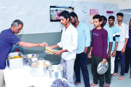 மாணவர் விடுதிகளில் உணவு தரத்தை ஆய்வு செய்யும் அதிகாரிகள்