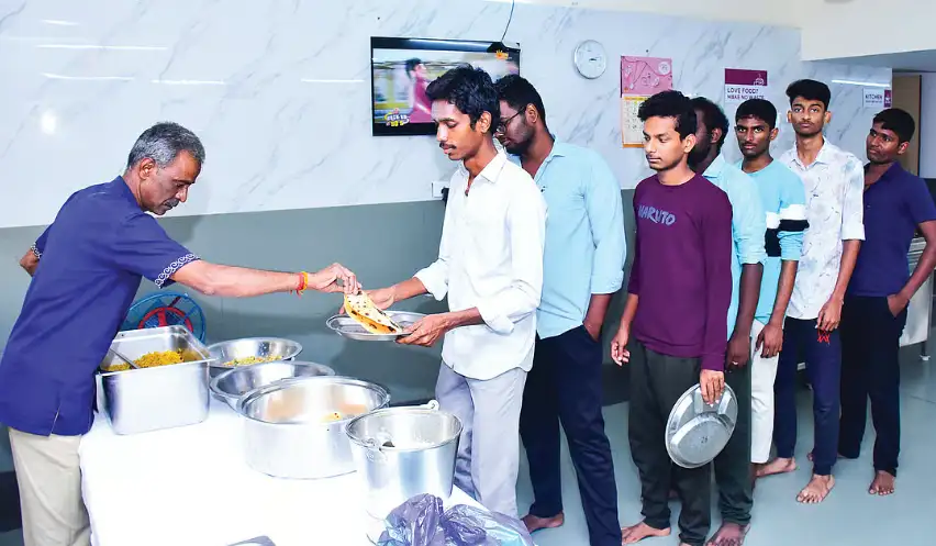 மாணவர் விடுதிகளில் உணவு தரத்தை ஆய்வு செய்யும் அதிகாரிகள்