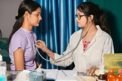தமிழகத்தில் மருத்துவக் கல்லூரியில் மாணவர்கள் அமர்ந்திருக்கும் காட்சி