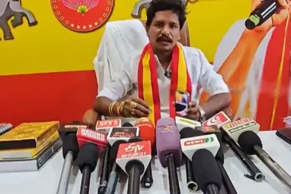 ஸ்ரீவைகுண்டம் தவெக எம்.எல்.ஏ விஜி சரவணன் செய்தியாளர் சந்திப்பில் பேசுகிறார்