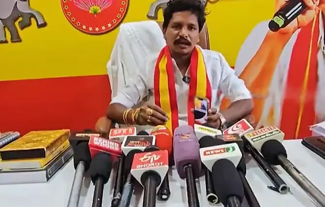 ஸ்ரீவைகுண்டம் தவெக எம்.எல்.ஏ விஜி சரவணன் செய்தியாளர் சந்திப்பில் பேசுகிறார்