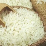 உயர்ந்த அரிசி விலையைக் காட்டும் கடை வாசலில் உள்ள விலை பட்டியல்