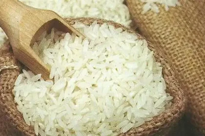 உயர்ந்த அரிசி விலையைக் காட்டும் கடை வாசலில் உள்ள விலை பட்டியல்