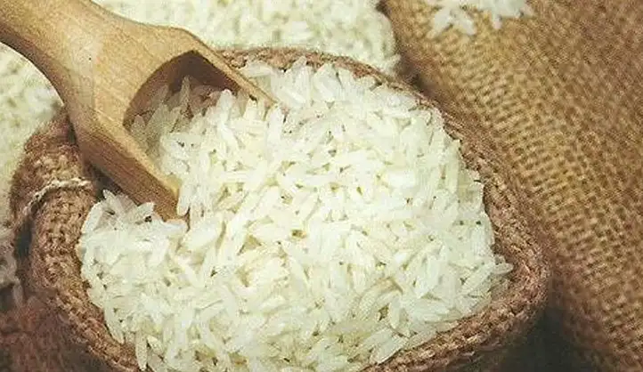 உயர்ந்த அரிசி விலையைக் காட்டும் கடை வாசலில் உள்ள விலை பட்டியல்