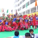 தமிழக அரசுப் பள்ளி மாணவர்கள் கலைத் திருவிழாவில் பங்கேற்பதைக் குறிக்கும் படம்