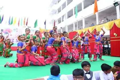 தமிழக அரசுப் பள்ளி மாணவர்கள் கலைத் திருவிழாவில் பங்கேற்பதைக் குறிக்கும் படம்