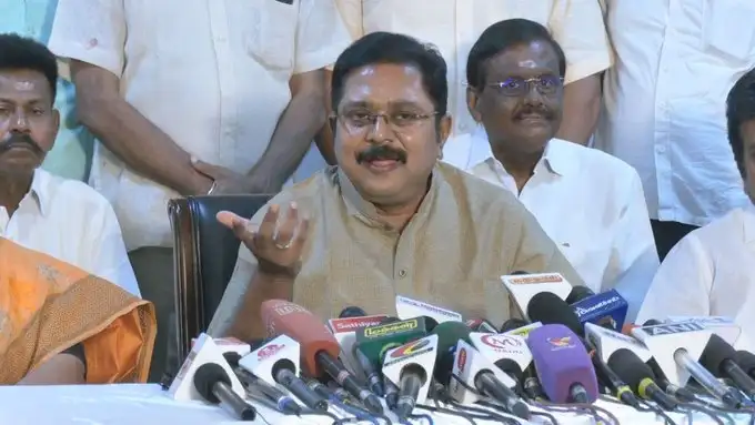 அமமுக பொதுச்செயலாளர் டிடிவி தினகரன் செய்தியாளர்களிடம் பேசுகிறார்