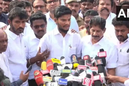 இந்து சமய அறநிலையத்துறை அமைச்சர் பி.கே. சேகர்பாபு கோவில் நிலங்கள் குறித்த அதிகாரிகளுக்கு உத்தரவு பிறப்பிக்கிறார்.