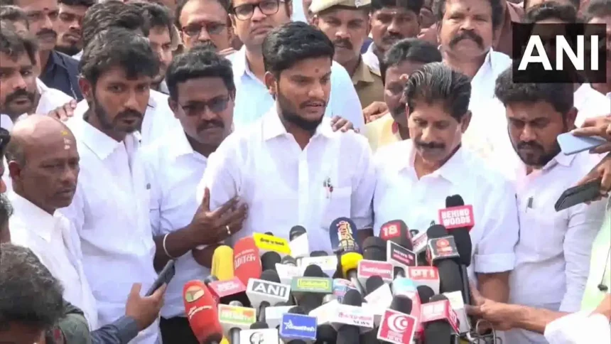 இந்து சமய அறநிலையத்துறை அமைச்சர் பி.கே. சேகர்பாபு கோவில் நிலங்கள் குறித்த அதிகாரிகளுக்கு உத்தரவு பிறப்பிக்கிறார்.
