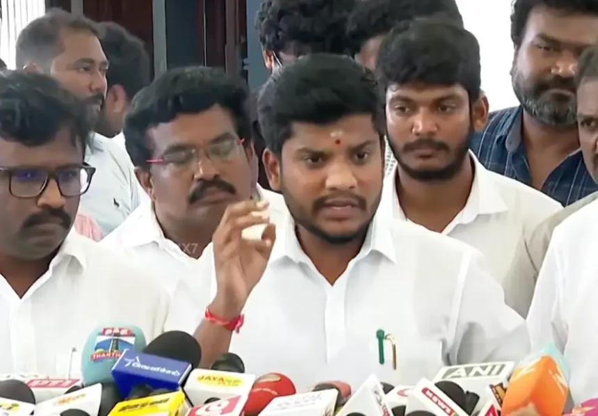 அமைச்சர் ரமேஷ் செய்தியாளர்களைச் சந்திக்கும் காட்சி