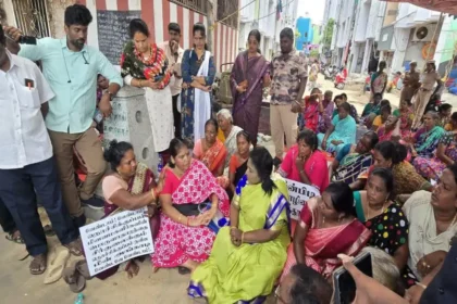 உண்ணாவிரதப் போராட்டத்தில் ஈடுபட்டுள்ள மீனவர்களை சந்திக்கும் தமிழிசை சௌந்தரராஜன்