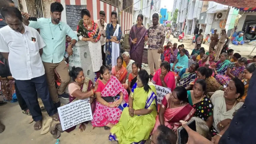 உண்ணாவிரதப் போராட்டத்தில் ஈடுபட்டுள்ள மீனவர்களை சந்திக்கும் தமிழிசை சௌந்தரராஜன்