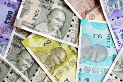 தஞ்சை சைபர் கிரைம் காவல் நிலையத்தில் புகார் அளிக்கும் ஆசிரியர்