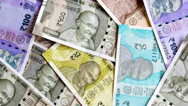 தஞ்சை சைபர் கிரைம் காவல் நிலையத்தில் புகார் அளிக்கும் ஆசிரியர்