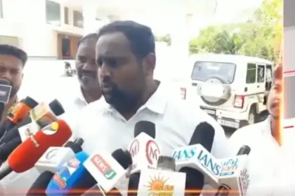 தேனி மாவட்ட காவல் கண்காணிப்பாளர் அலுவலகத்தில் புகார் மனு அளிக்கும் வழக்கறிஞர்