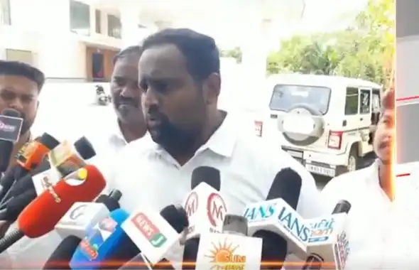 தேனி மாவட்ட காவல் கண்காணிப்பாளர் அலுவலகத்தில் புகார் மனு அளிக்கும் வழக்கறிஞர்