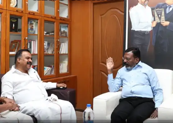 தமிழ்நாடு காங்கிரஸ் கமிட்டி தலைவர் மாணிக்கம் தாகூர் செய்தியாளர்களிடம் பேசுகிறார்