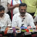விடுதலை சிறுத்தைகள் கட்சி தலைவர் தொல். திருமாவளவன் செய்தியாளர்களிடம் பேசுகிறார்