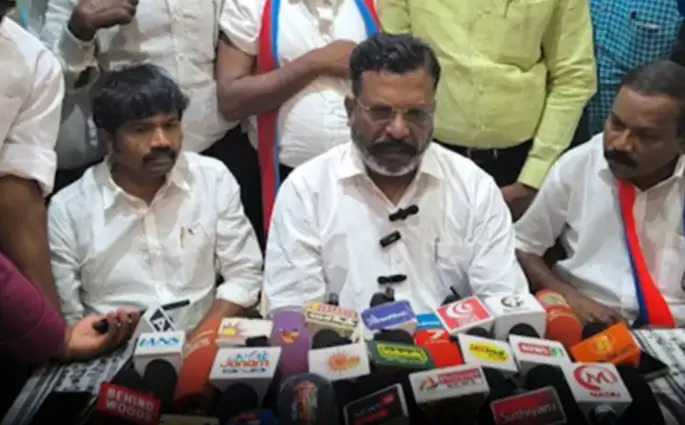 விடுதலை சிறுத்தைகள் கட்சி தலைவர் தொல். திருமாவளவன் செய்தியாளர்களிடம் பேசுகிறார்
