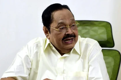 திமுக பொதுச்செயலாளர் துரைமுருகன் செய்தியாளர்களை சந்திக்கும் காட்சி