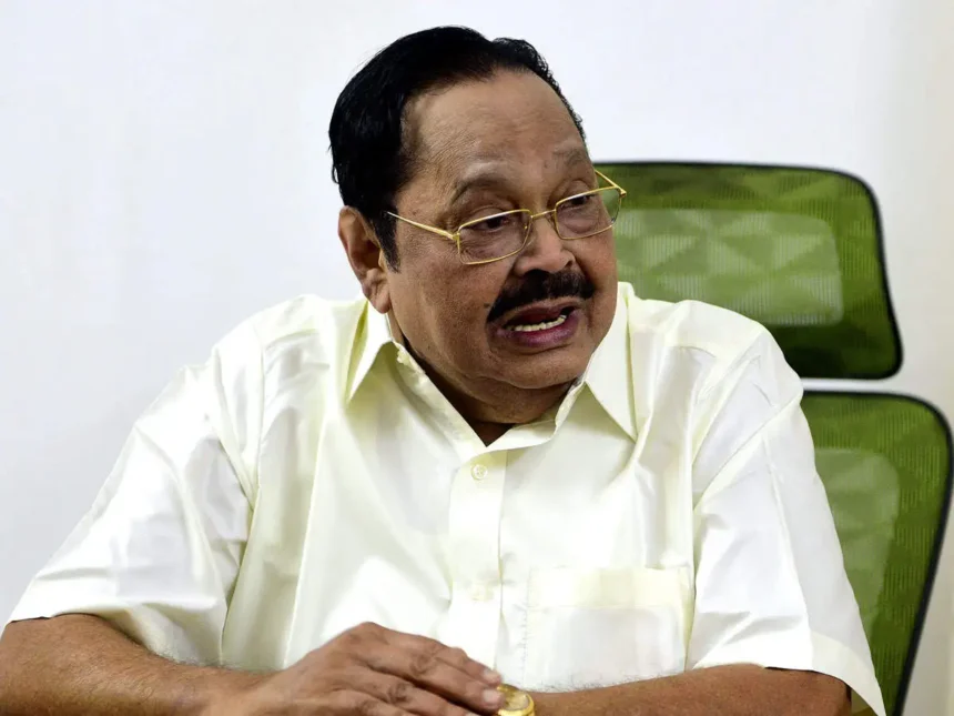 திமுக பொதுச்செயலாளர் துரைமுருகன் செய்தியாளர்களை சந்திக்கும் காட்சி