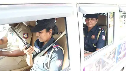 சிங்கப்பெண் அதிரடிப்படை போலீஸார் விசாரணை நடத்துவது