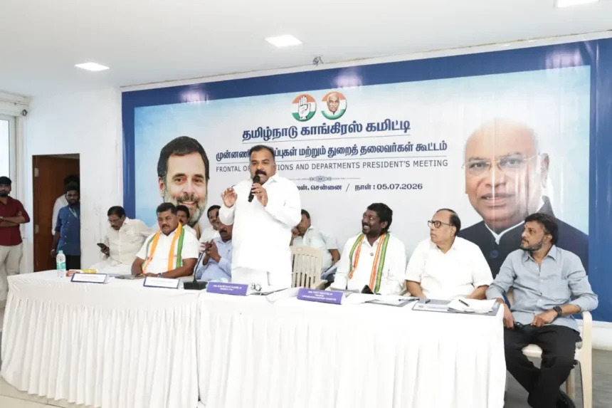 தமிழக காங்கிரஸ் தலைவர் மாணிக்கம் தாகூர் செய்தியாளர்களை சந்திக்கும் காட்சி