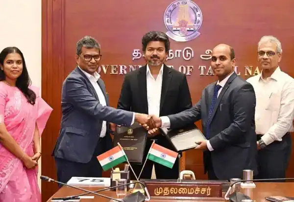 தமிழக முதல்வர் விஜய் முன்னிலையில் ஹிட்டாச்சி நிறுவனத்துடன் ஒப்பந்தம் கையெழுத்தாகும் காட்சி