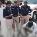 தமிழக வெற்றி கழக எம்.எல்.ஏ. முகுந்தன் விபத்தில் காயமடைந்தவரை மருத்துவமனைக்கு அழைத்துச் செல்லும் காட்சி