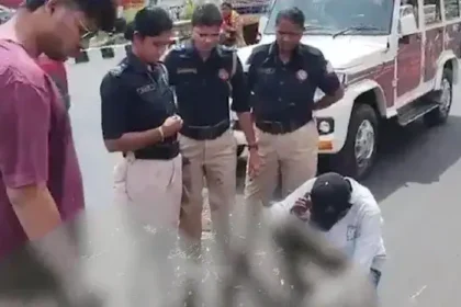 தமிழக வெற்றி கழக எம்.எல்.ஏ. முகுந்தன் விபத்தில் காயமடைந்தவரை மருத்துவமனைக்கு அழைத்துச் செல்லும் காட்சி