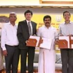 தமிழக மின்சார வாரியம் மற்றும் சென்னை ஐ.ஐ.டி அதிகாரிகள் புரிந்துணர்வு ஒப்பந்தத்தில் கையெழுத்திடும் காட்சி
