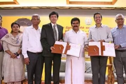 தமிழக மின்சார வாரியம் மற்றும் சென்னை ஐ.ஐ.டி அதிகாரிகள் புரிந்துணர்வு ஒப்பந்தத்தில் கையெழுத்திடும் காட்சி