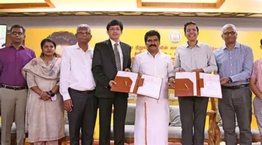 தமிழக மின்சார வாரியம் மற்றும் சென்னை ஐ.ஐ.டி அதிகாரிகள் புரிந்துணர்வு ஒப்பந்தத்தில் கையெழுத்திடும் காட்சி
