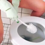டாய்லெட் பேசினை சுத்தம் செய்யும் வெள்ளை வினிகர்