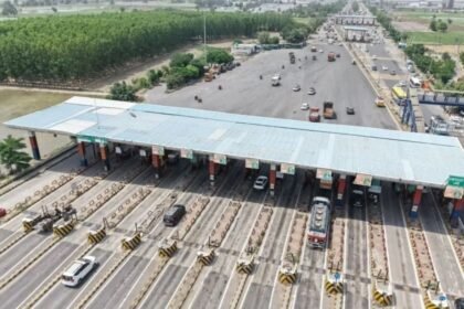 சுங்கச்சாவடிக்கு அருகில் வசிக்கும் உள்ளூர்வாசிகள் டிஜிட்டல் இ-பாஸ் பெறும் வசதி