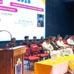 திருச்சி மாநகர காவல் ஆணையர் காமினி கல்லூரி விழாவில் உரையாற்றுகிறார்