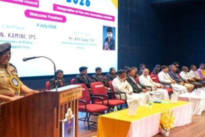 திருச்சி மாநகர காவல் ஆணையர் காமினி கல்லூரி விழாவில் உரையாற்றுகிறார்