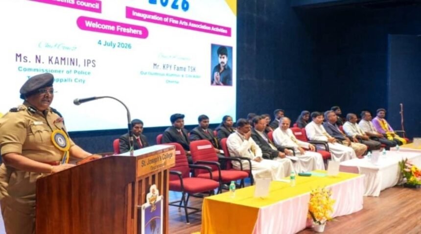 திருச்சி மாநகர காவல் ஆணையர் காமினி கல்லூரி விழாவில் உரையாற்றுகிறார்