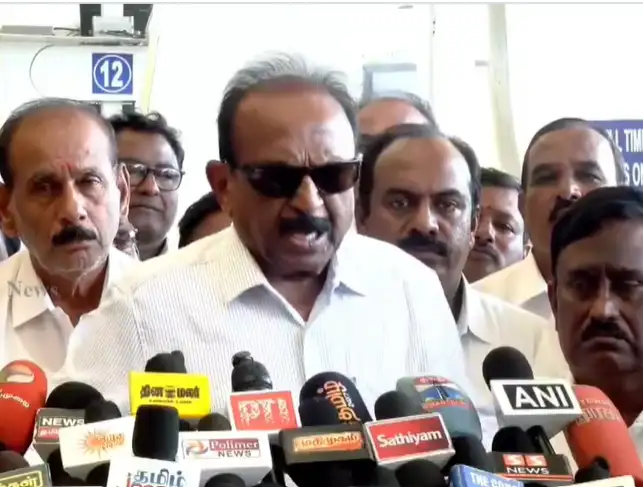 மதிமுக பொதுச்செயலாளர் வைகோ செய்தியாளர்களிடம் பேசுகிறார்